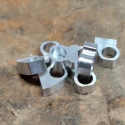 Achsbock/Halter, gerkröpft (2 mm), H 3.5/6.5 mm, ALU CNC, f. Einzelachse/Rad, 5 mm breit, f. 2 Kugellager, by SCT, SLOT-FORMEL