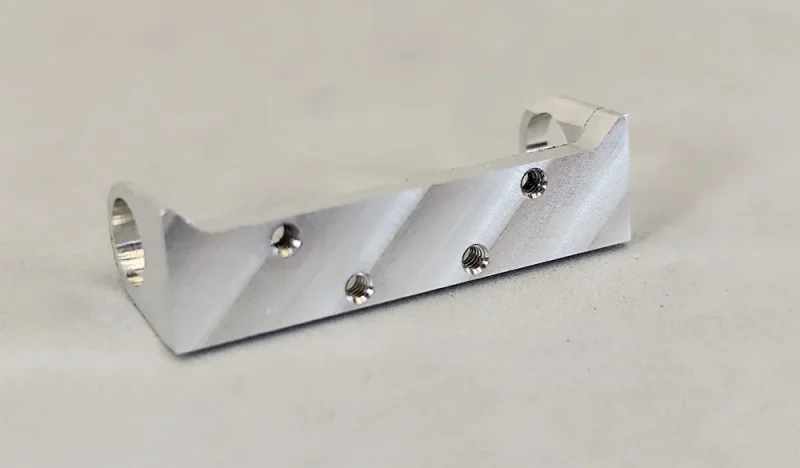 Achsbock/Halter Alu H7.5, gefräst, breit 35 mm, beidseitig, Lagerhöhe 7,5 mm, Achsmitte 10.5 mm - zum Beispiel für unsere DSC Chassis