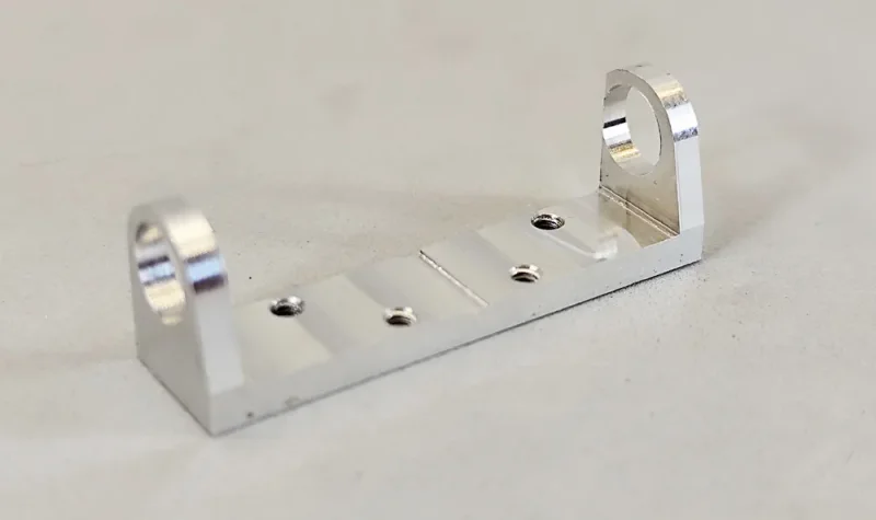 Achsbock/Halter Alu H7.5, gefräst, breit 35 mm, beidseitig, Lagerhöhe 7,5 mm, Achsmitte 10.5 mm - zum Beispiel für unsere DSC Chassis