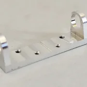 Achsbock/Halter Alu H7.5, gefräst, breit 35 mm, beidseitig, Lagerhöhe 7,5 mm, Achsmitte 10.5 mm - zum Beispiel für unsere DSC Chassis