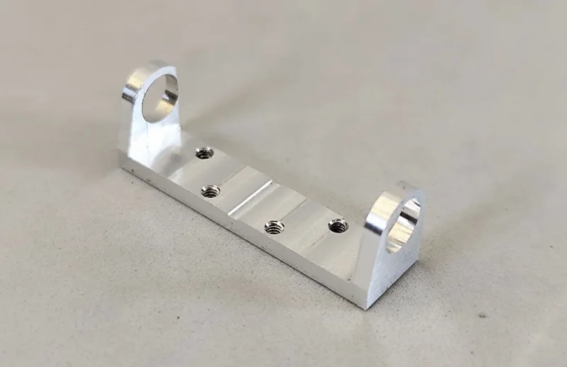 Achsbock/Halter Alu H7.5, breit 30 mm, gefräst, beidseitig, Lagerhöhe 7,5 mm, Achsmitte 10.5 mm - zum Beispiel für unsere DSC Chassis, (Hinterachshalter)