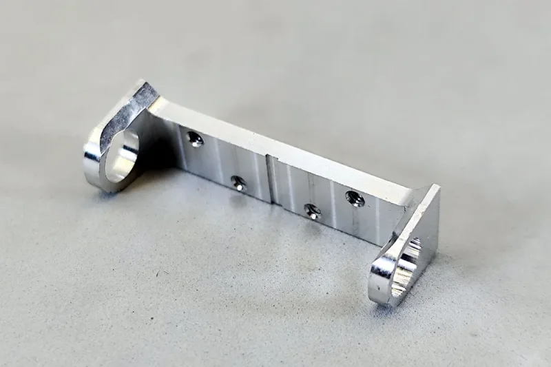 Achsbock/Halter Alu H7.5, breit 30 mm, gefräst, beidseitig, Lagerhöhe 7,5 mm, Achsmitte 10.5 mm - zum Beispiel für unsere DSC Chassis, (Hinterachshalter)