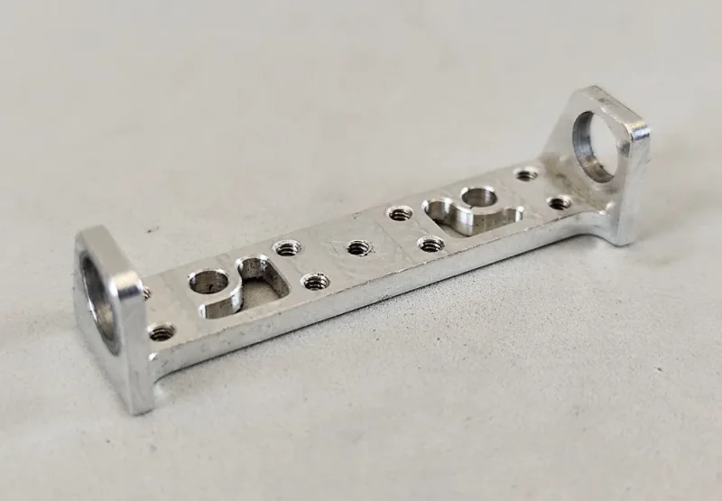 Achsbock/Halter Alu H4,0/H7.0, gefräst, breit 45 mm, beidseitig, Lagerhöhe 7,0 mm, Achsmitte 10.0 mm zum Beispiel für unsere Formel Chassis - HINTEN!