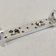 Achsbock/Halter Alu H4,0/H7.0, gefräst, breit 45 mm, beidseitig, Lagerhöhe 7,0 mm, Achsmitte 10.0 mm zum Beispiel für unsere Formel Chassis - HINTEN!