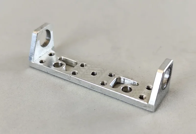 Achsbock/Halter Alu H4,0/H7.0, gefräst, breit 45 mm, beidseitig, Lagerhöhe 7,0 mm, Achsmitte 10.0 mm zum Beispiel für unsere Formel Chassis - HINTEN!