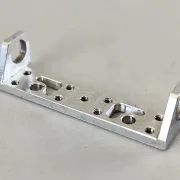 Achsbock/Halter Alu H4,0/H7.0, gefräst, breit 45 mm, beidseitig, Lagerhöhe 7,0 mm, Achsmitte 10.0 mm zum Beispiel für unsere Formel Chassis - HINTEN!