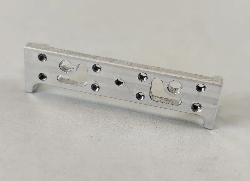 Achsbock/Halter Alu H4,0/H7.0, gefräst, breit 45 mm, beidseitig, Lagerhöhe 7,0 mm, Achsmitte 10.0 mm zum Beispiel für unsere Formel Chassis - HINTEN!