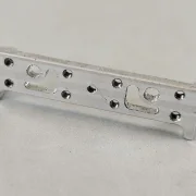 Achsbock/Halter Alu H4,0/H7.0, gefräst, breit 45 mm, beidseitig, Lagerhöhe 7,0 mm, Achsmitte 10.0 mm zum Beispiel für unsere Formel Chassis - HINTEN!