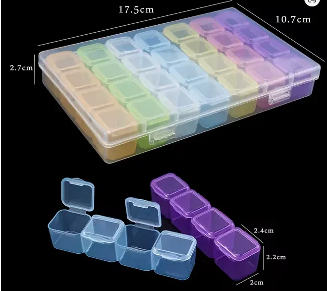 Aufbewahrungsbox in Farbig, Maße 17,5 x 10,7 x 2,7 cm, ausgestattet mit 28 kleinen Einzelbehältern (je 2,4 x 2,0 x 2,2 cm) inklusive Deckeln.