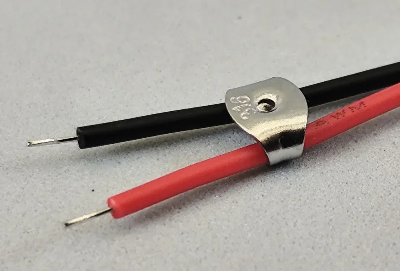 Kabelclip (1) zum festkleben, Kabelführung im Slotcar leicht gemacht, Metall silber