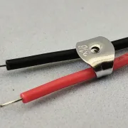 Kabelclip (1) zum festkleben, Kabelführung im Slotcar leicht gemacht, Metall silber