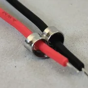 Kabelclip (1) zum festkleben, Kabelführung im Slotcar leicht gemacht, Metall silber