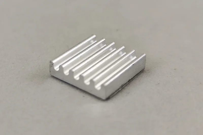 Klebe- Kühlkörper, flach, Alu, um Motorwärme ab zu führen, selbstklebend, ca. 12,2x12x3,2 mm