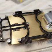 NextGen Chassis-KIT, Messing 1.5 mm / Chassisplatte B 70 mm, Anbauteile 1.5 mm CFK (Carbon) schwarz
