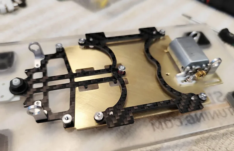NextGen Chassis-KIT, Messing 1.5 mm / Chassisplatte B 70 mm, Anbauteile 1.5 mm CFK (Carbon) schwarz