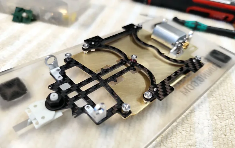 NextGen Chassis-KIT, Messing 1.5 mm / Chassisplatte B 70 mm, Anbauteile 1.5 mm CFK (Carbon) schwarz