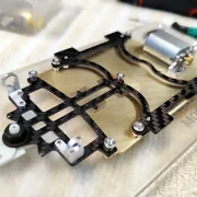 NextGen Chassis-KIT, Messing 1.5 mm / Chassisplatte B 70 mm, Anbauteile 1.5 mm CFK (Carbon) schwarz
