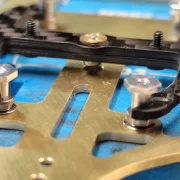 SLOT-FORMEL-MODERN KIT1 mit 1.5 mm Basisplatte, CFK! 1,5 mm, konzipiert für ein fahrfertiges Gewicht von 130 g, Bausatz. / Für den Deckel von AP ModernF.