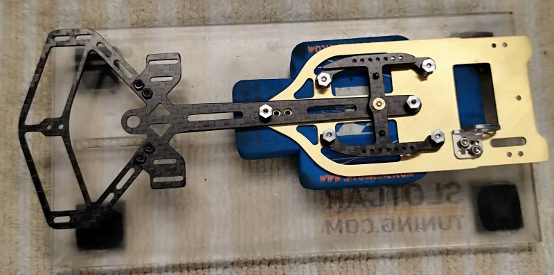 SLOT-FORMEL-MODERN KIT1 mit 1.5 mm Basisplatte, CFK! 1,5 mm, konzipiert für ein fahrfertiges Gewicht von 130 g, Bausatz. / Für den Deckel von AP ModernF.