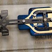 SLOT-FORMEL-MODERN KIT1 mit 1.5 mm Basisplatte, CFK! 1,5 mm, konzipiert für ein fahrfertiges Gewicht von 130 g, Bausatz. / Für den Deckel von AP ModernF.