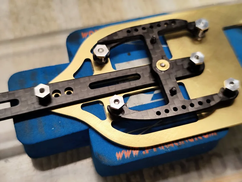 SLOT-FORMEL-MODERN KIT1 mit 1.5 mm Basisplatte, CFK! 1,5 mm, konzipiert für ein fahrfertiges Gewicht von 130 g, Bausatz. / Für den Deckel von AP ModernF.