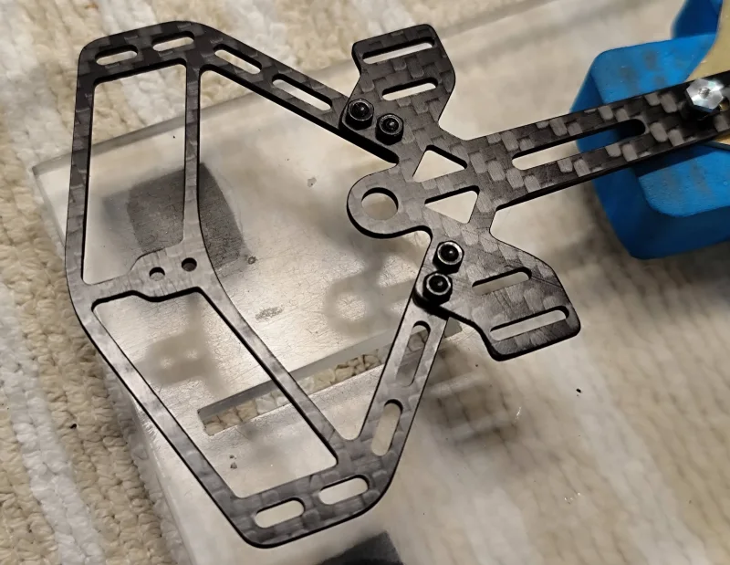 SLOT-FORMEL-MODERN KIT1 mit 1.5 mm Basisplatte, CFK! 1,5 mm, konzipiert für ein fahrfertiges Gewicht von 130 g, Bausatz. / Für den Deckel von AP ModernF.