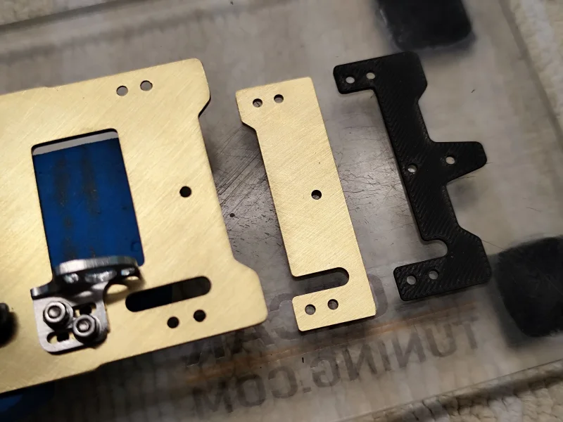 SLOT-FORMEL-MODERN KIT1 mit 1.5 mm Basisplatte, CFK! 1,5 mm, konzipiert für ein fahrfertiges Gewicht von 130 g, Bausatz. / Für den Deckel von AP ModernF.