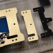 SLOT-FORMEL-MODERN KIT1 mit 1.5 mm Basisplatte, CFK! 1,5 mm, konzipiert für ein fahrfertiges Gewicht von 130 g, Bausatz. / Für den Deckel von AP ModernF.