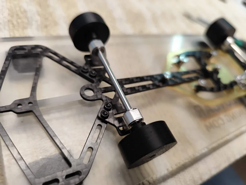 SLOT-FORMEL-MODERN KIT1 mit 1.5 mm Basisplatte, CFK! 1,5 mm, konzipiert für ein fahrfertiges Gewicht von 130 g, Bausatz. / Für den Deckel von AP ModernF.
