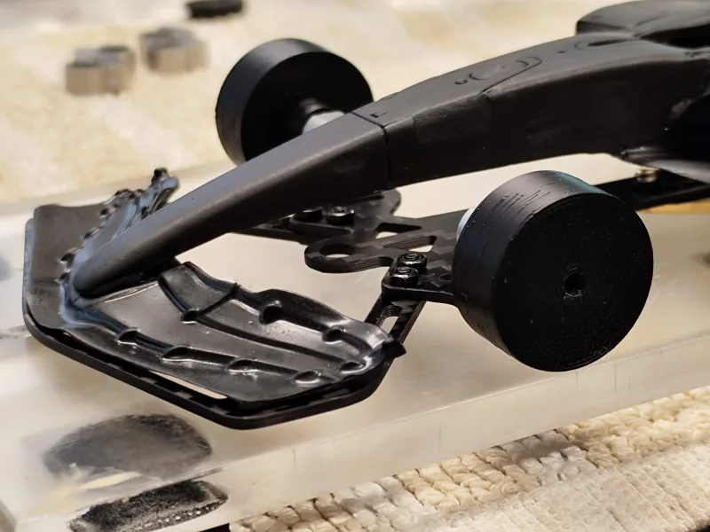 SLOT-FORMEL-MODERN KIT1 mit 1.5 mm Basisplatte, CFK! 1,5 mm, konzipiert für ein fahrfertiges Gewicht von 130 g, Bausatz. / Für den Deckel von AP ModernF.