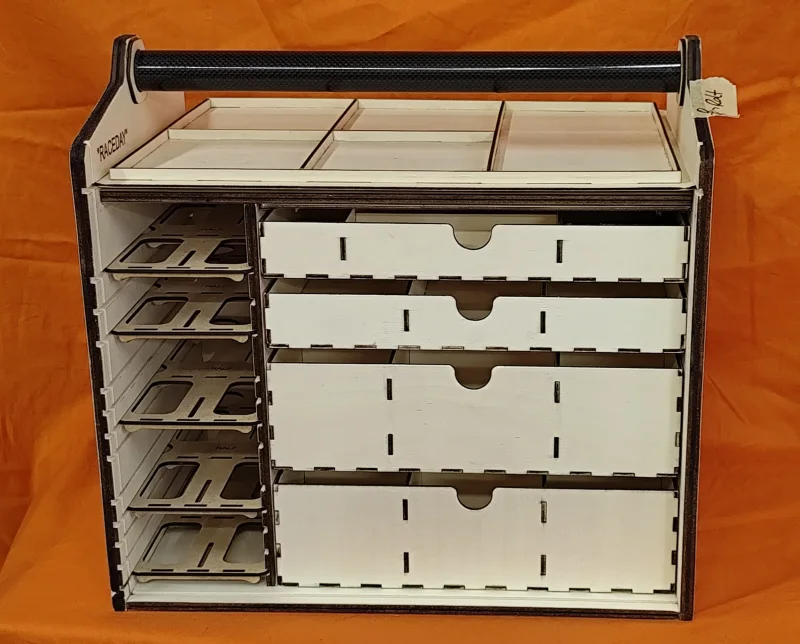 SLOTKOFFER BAUSATZ! (Race Version) für 4 Autos 1/24 und jede Menge Werkzeug und Ersatzteile, relativ leicht da aus Pappelsperrholz gelasert, passgenau und nach verkleben stabil.