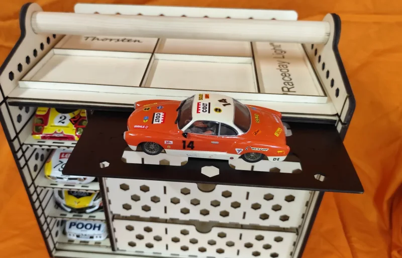 SLOTKOFFER BAUSATZ! (Race Version) für 4 Autos 1/24 und jede Menge Werkzeug und Ersatzteile, relativ leicht da aus Pappelsperrholz gelasert, passgenau und nach verkleben stabil.