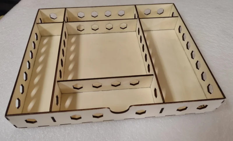 SLOTKOFFER BAUSATZ! (Race Version) für 4 Autos 1/24 und jede Menge Werkzeug und Ersatzteile, relativ leicht da aus Pappelsperrholz gelasert, passgenau und nach verkleben stabil.