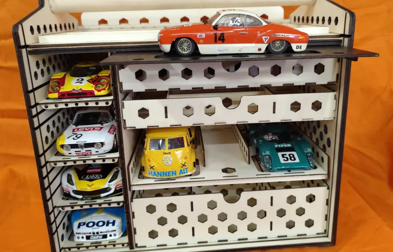 SLOTKOFFER BAUSATZ! (Race Version) für 4 Autos 1/24 und jede Menge Werkzeug und Ersatzteile, relativ leicht da aus Pappelsperrholz gelasert, passgenau und nach verkleben stabil.