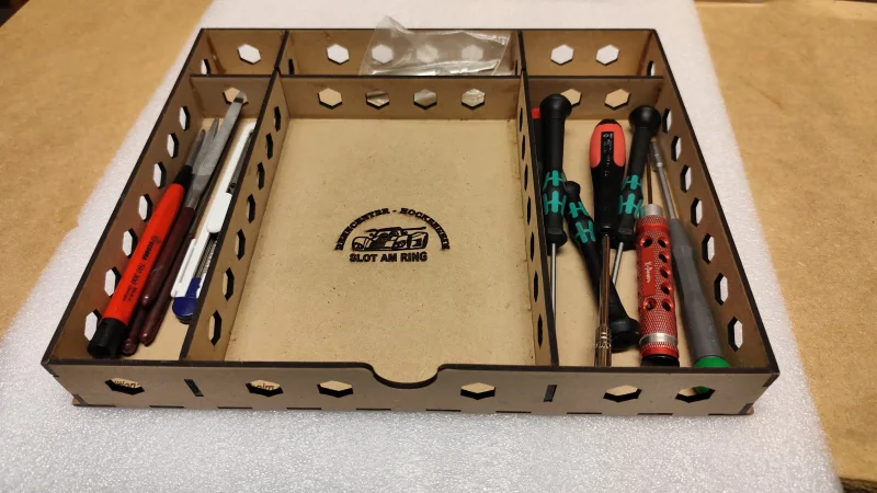 SLOTKOFFER BAUSATZ! (Race Version) für 4 Autos 1/24 und jede Menge Werkzeug und Ersatzteile, relativ leicht da aus Pappelsperrholz gelasert, passgenau und nach verkleben stabil.
