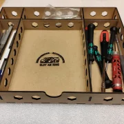 SLOTKOFFER BAUSATZ! (Race Version) für 4 Autos 1/24 und jede Menge Werkzeug und Ersatzteile, relativ leicht da aus Pappelsperrholz gelasert, passgenau und nach verkleben stabil.