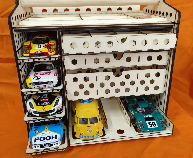 SLOTKOFFER BAUSATZ! (Race Version) für 4 Autos 1/24 und jede Menge Werkzeug und Ersatzteile, relativ leicht da aus Pappelsperrholz gelasert, passgenau und nach verkleben stabil.