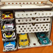 SLOTKOFFER BAUSATZ! (Race Version) für 4 Autos 1/24 und jede Menge Werkzeug und Ersatzteile, relativ leicht da aus Pappelsperrholz gelasert, passgenau und nach verkleben stabil.