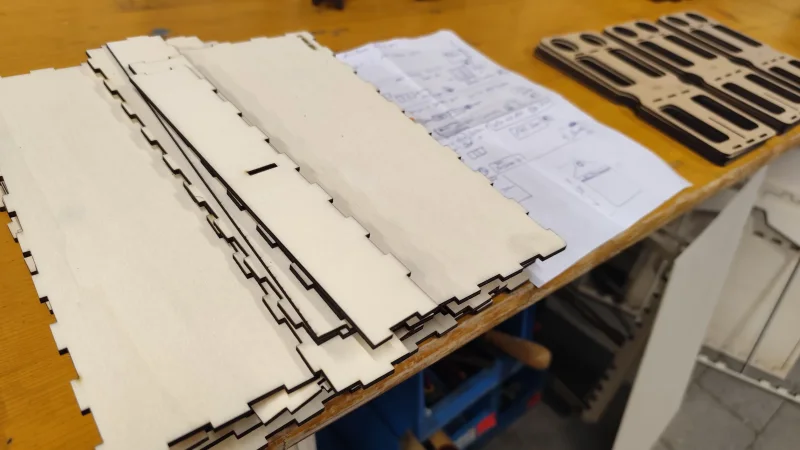 SLOTKOFFER BAUSATZ! (Race Version) für 4 Autos 1/24 und jede Menge Werkzeug und Ersatzteile, relativ leicht da aus Pappelsperrholz gelasert, passgenau und nach verkleben stabil.