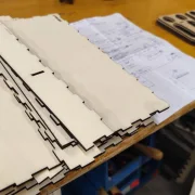 SLOTKOFFER BAUSATZ! (Race Version) für 4 Autos 1/24 und jede Menge Werkzeug und Ersatzteile, relativ leicht da aus Pappelsperrholz gelasert, passgenau und nach verkleben stabil.