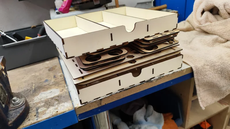 SLOTKOFFER BAUSATZ! (Race Version) für 4 Autos 1/24 und jede Menge Werkzeug und Ersatzteile, relativ leicht da aus Pappelsperrholz gelasert, passgenau und nach verkleben stabil.