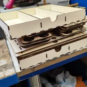 SLOTKOFFER BAUSATZ! (Race Version) für 4 Autos 1/24 und jede Menge Werkzeug und Ersatzteile, relativ leicht da aus Pappelsperrholz gelasert, passgenau und nach verkleben stabil.