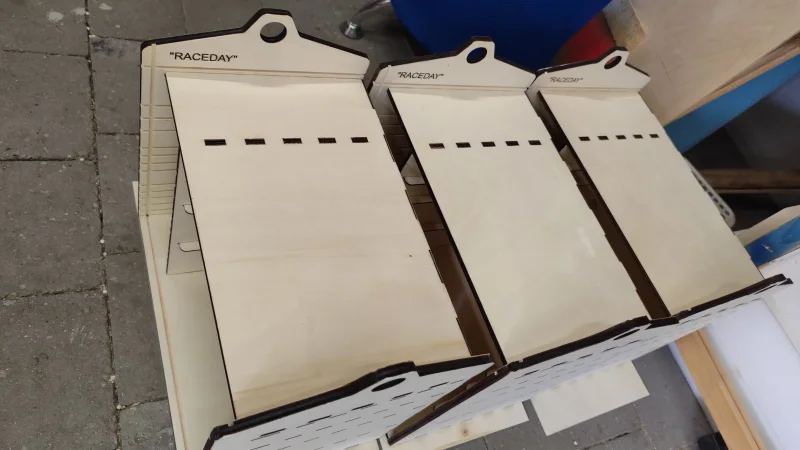 SLOTKOFFER BAUSATZ! (Race Version) für 4 Autos 1/24 und jede Menge Werkzeug und Ersatzteile, relativ leicht da aus Pappelsperrholz gelasert, passgenau und nach verkleben stabil.