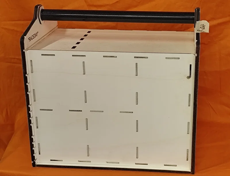 SLOTKOFFER BAUSATZ! (Race Version) für 4 Autos 1/24 und jede Menge Werkzeug und Ersatzteile, relativ leicht da aus Pappelsperrholz gelasert, passgenau und nach verkleben stabil.