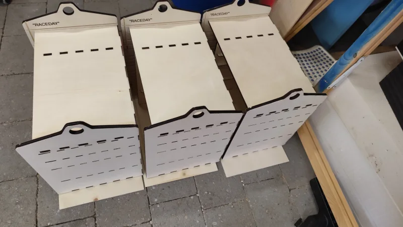 SLOTKOFFER BAUSATZ! (Race Version) für 4 Autos 1/24 und jede Menge Werkzeug und Ersatzteile, relativ leicht da aus Pappelsperrholz gelasert, passgenau und nach verkleben stabil.