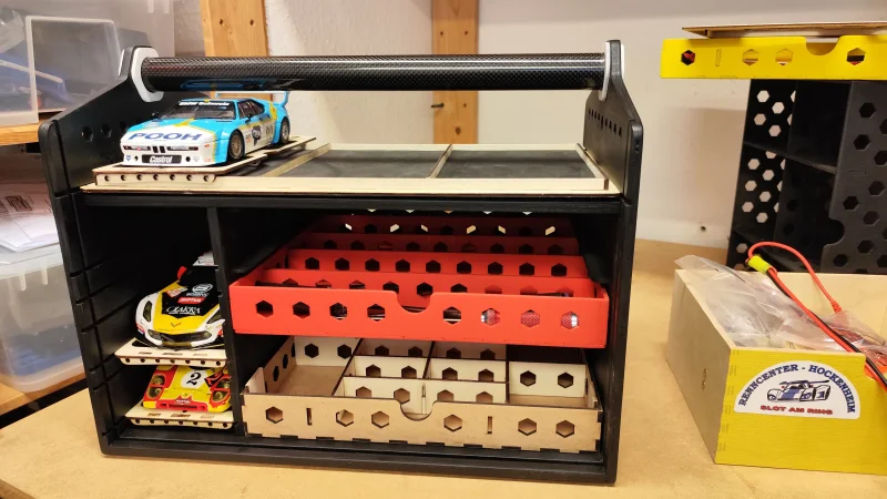 SLOTKOFFER BAUSATZ! (Race Version) für 4 Autos 1/24 und jede Menge Werkzeug und Ersatzteile, relativ leicht da aus Pappelsperrholz gelasert, passgenau und nach verkleben stabil.