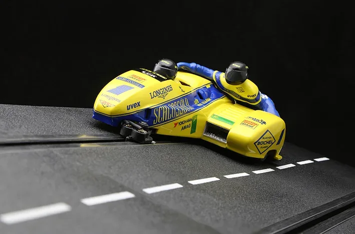 Sidecar 1/18 scale – SCHLOSSGOLD #1 in Rennversion, Slotcar Maßstab 1:18 analog BRM Racing, Metall-Chassis für Bahnen 1:24