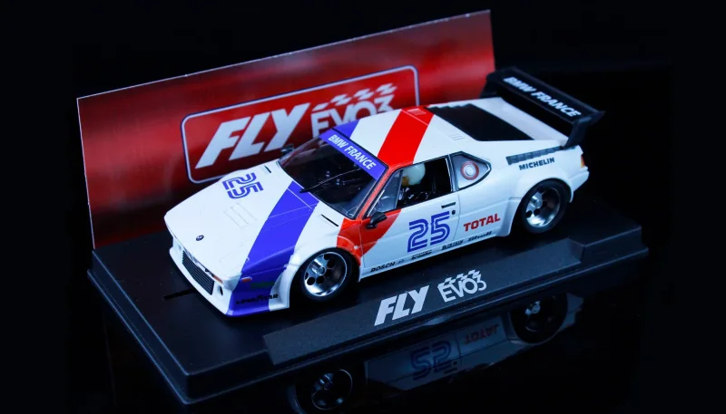 Slotcar Maßstab 1:32 analog FLY M1 Version France in Wettbewerbsausführung RACING EVO 3 mit Kunststoff-Chassis