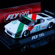 Slotcar Maßstab 1:32 analog FLY M1 Version Italy in Wettbewerbsausführung RACING EVO 3 mit Kunststoff-Chassis